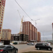 В Оренбурге башенный кран второй день создает угрозу проезду