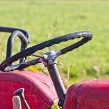 В Переволоцком районе под колёсами оказался тракторист