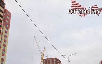 В Оренбурге башенный кран второй день создает угрозу проезду