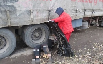 В Орске грузчик погиб, упав с грузовика (18+)