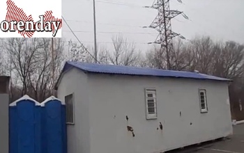 В Оренбурге водители и кондукторы обедают в неотапливаемом вагончике