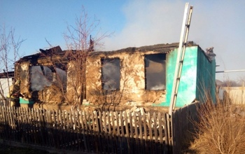 В Беляевском районе мужчина помог вызволить соседку из горящего дома