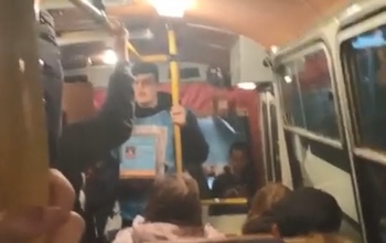 Волонтеры с ящиками для сбора пожертвований ходят по автобусам Оренбурга