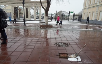 На центральной улице Оренбурга красуется новая яма