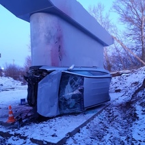 Под Оренбургом с моста рухнула иномарка