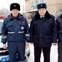 В Оренбуржье полицейские спасли замерзающую в заглохшем авто семью