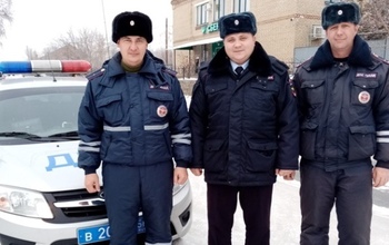 В Оренбуржье полицейские спасли замерзающую в заглохшем авто семью