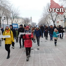 Более 500 оренбуржцев с песнями и задором «прошагали город»