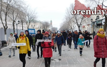 Более 500 оренбуржцев с песнями и задором «прошагали город»