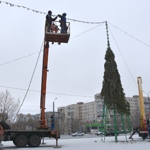 В Оренбурге начали монтировать новогодние елки