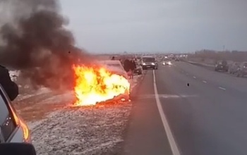 Под Оренбургом на трассе загорелась легковушка