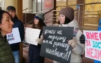 В Оренбурге пикетчики больше часа провели с министром здравоохранения Татьяной Савиновой