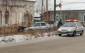 В Бузулуке легковушка на скорости врезалась в жилой дом