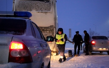 В Оренбуржье гаишники помогли замерзающим на трассе пассажирам автобуса