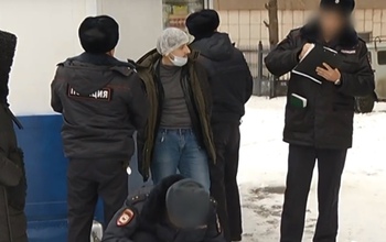Оренбургские полицейские проверяют, хотел ли мужчина в медмаске ограбить банк