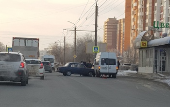На ул. Терешковой легковушка протаранила бок миниавтобуса