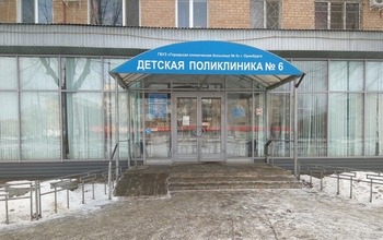 В  Оренбурге родители с детьми простояли на холоде у поликлиники №6