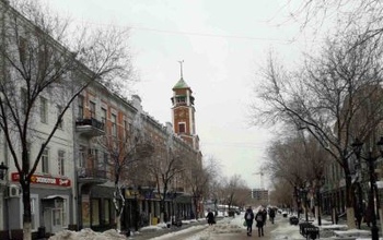 По центральной улице Оренбурга горожане гуляют между куч снега