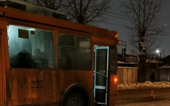 В Оренбурге 12-летняя девочка попала под троллейбус
