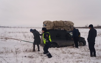 В Переволоцком районе полиция вызволила из сугроба автомобиль