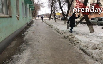 В Оренбурге горожанам доставляет неудобство сильный гололёд