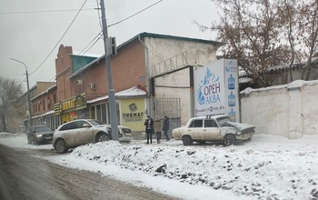 В Оренбурге у магазина с пенным произошла дорожная авария