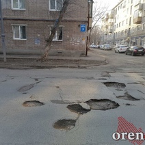 Разбитый асфальт на дорогах по-прежнему 