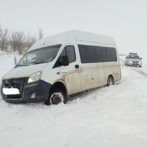 Маршрутное такси с пассажирами застряло в снегу на трассе 