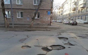 Разбитый асфальт на дорогах по-прежнему 