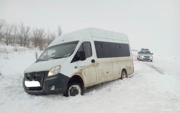 Маршрутное такси с пассажирами застряло в снегу на трассе 