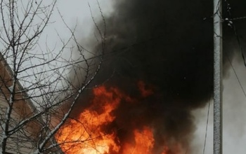 В Оренбурге семья с двумя детьми осталась без крыши над головой, их дом сгорел дотла