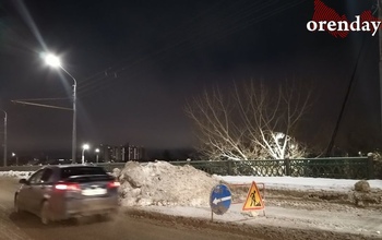 В Оренбурге на мосту по улице Терешковой образовалась пробка из-за неубранного снега