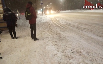 Снегопад в Оренбурге привел к тому, что по городу растянулись «пробки» и заторы