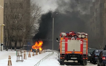 В Оренбурге в Авиагородке горит автомобиль