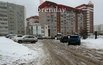 В Оренбурге жильцы многоквартирного дома жалуются, что их парковка утопает в снегу