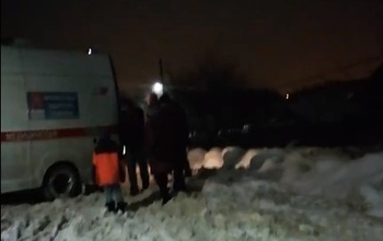 В поселке под Оренбургом в снегу застряла карета скорой помощи