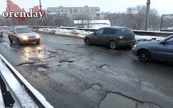 В Оренбурге мост на улице Юркина  сплошь покрыт ямами и ухабами