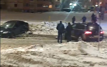 На заснеженных улицах Оренбурга не разъехались автомобили