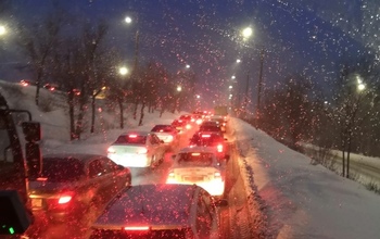 Оренбуржцы час простояли в пробке на мосту через Урал