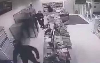 В Орске вооруженные грабители в масках напали на сотрудников АЗС