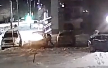 В Оренбурге поджог иномарки на Просторной попал в объектив камеры (видео)