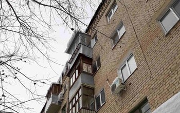 Передвигаясь по улицам Оренбурга, горожанам приходится смотреть не только под ноги, но и на крыши домов