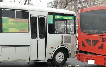 Из-за столкновения автобусов в Оренбурге пострадала 16-летняя девушка