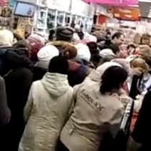 Печальное зрелище: В Оренбурге скидка на стиральный порошок вызвала столпотворение
