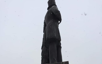 В Оренбурге интеллигентные вандалы исписали стихами памятник