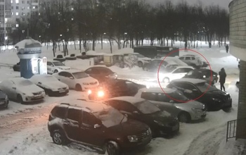 Оренбуржцев просят помочь найти водителя, протаранившего чужую машину