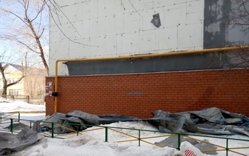В Оренбурге посреди зимы с многоэтажки 