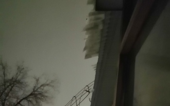 В Оренбурге глыбы снега продолжают съезжать с крыш