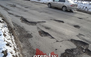 В Оренбурге на улице Березка от ям нет спасения