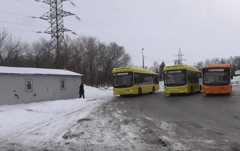 Водители и кондукторы нескольких маршрутов Оренбурга на работу ходят с бутылками воды